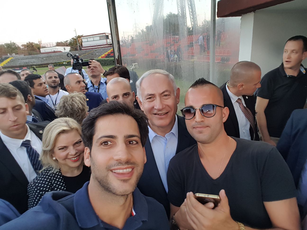 בנימין ושרה נתניהו עם אוהדי באר שבע באימון המסכם בהונגריה. חיזוקים מפתיעים